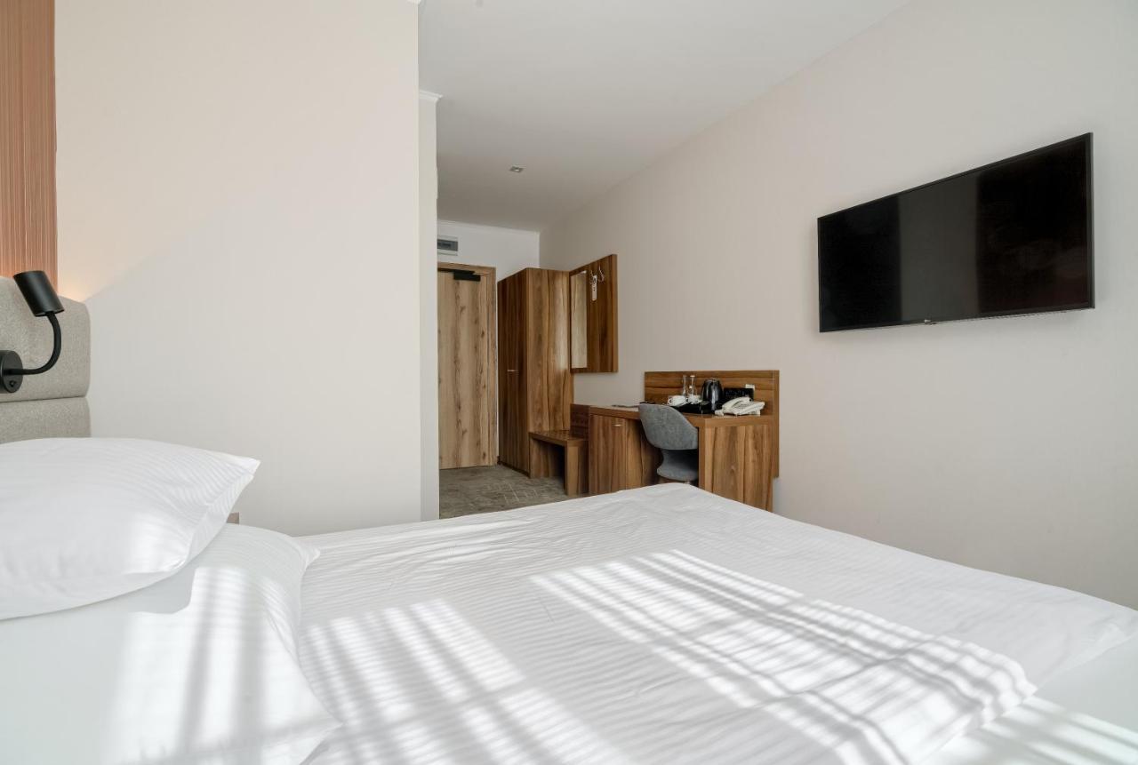 Hotel Antoni Tomaszów Lubelski エクステリア 写真