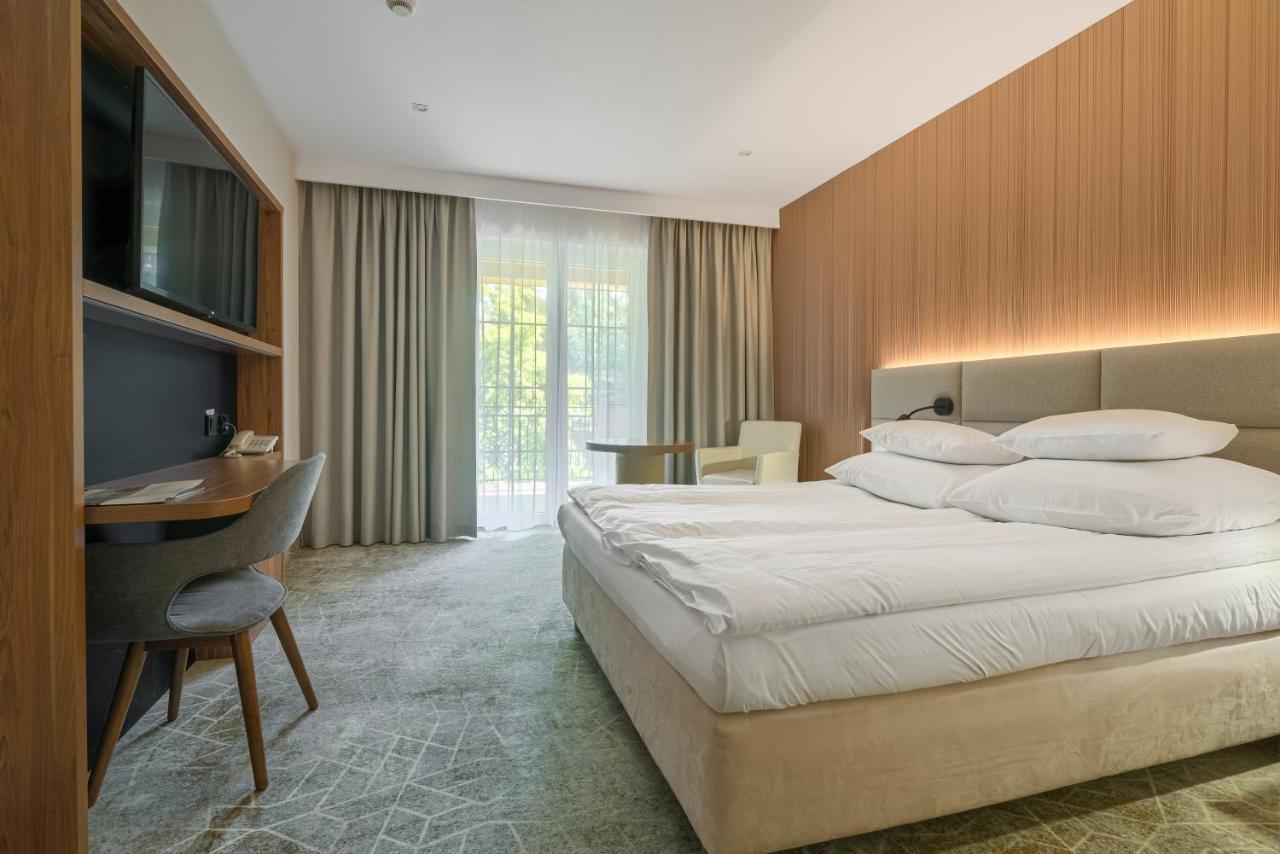 Hotel Antoni Tomaszów Lubelski エクステリア 写真