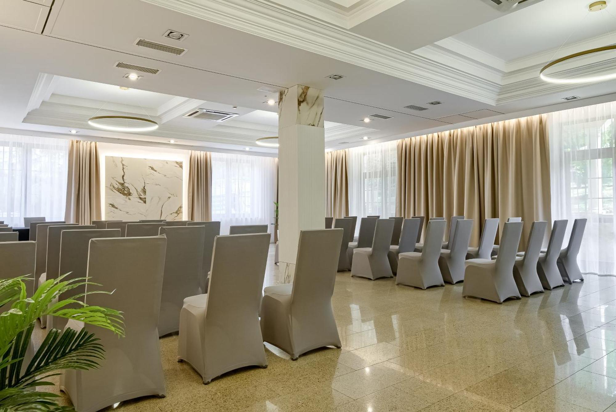 Hotel Antoni Tomaszów Lubelski エクステリア 写真
